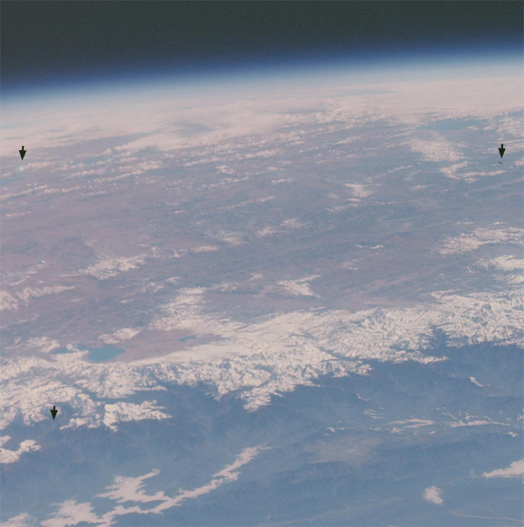 TicTac UFO's op NASA ruimte foto gemaakt door Apollo 7 astronaut in 1968 - uitsnede