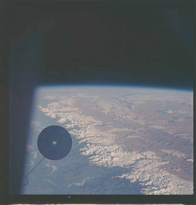 Bolvormige UFO op NASA ruimte foto gemaakt door Apollo 7 astronaut in 1968