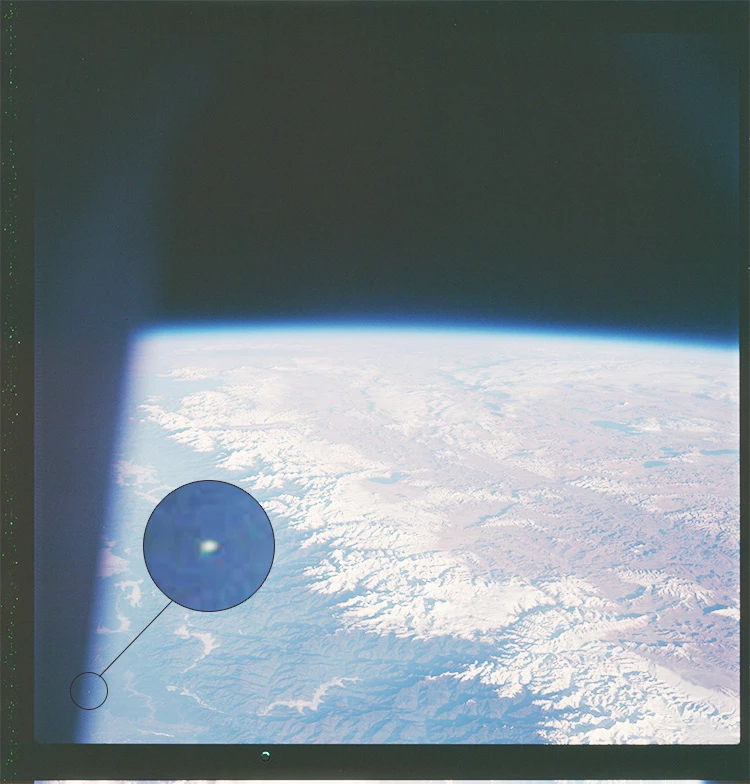 Bolvormige UFO op NASA ruimte foto gemaakt door Apollo 7 astronaut in 1968 - contrast