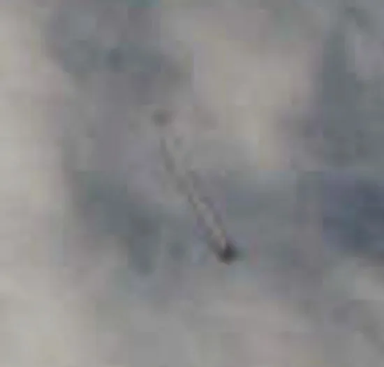 Liggende sigaarvormige UFO op NASA-ruimtefoto, Apollo 9 - 1969