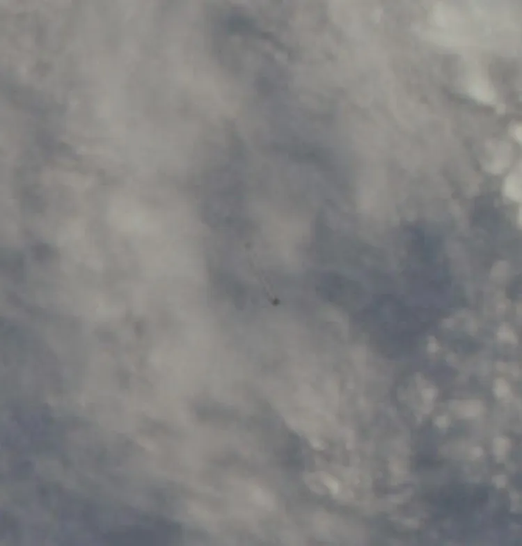Liggende sigaarvormige UFO op NASA ruimtefoto gemaakt tijdens de Applo 9 ruimte vlucht - 1969 - zonder kleurzweem
