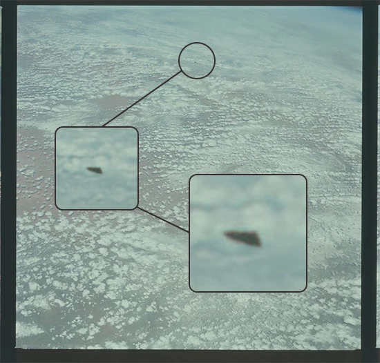 Pyramidevormige UFO  op NASA foto gemaakt vanuit de ruimte door een Apollo 9 astronaut in 1969 