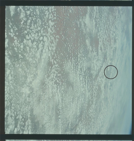 Driehoekige UFO op NASA foto gemaakt vanuit de ruimte door een Apollo 9 astronaut in 1969