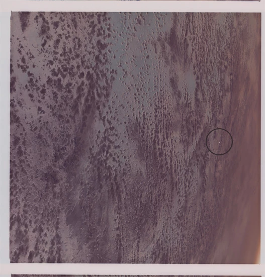 Pyramidevormige UFO op NASA foto gemaakt vanuit de ruimte door een Apollo 9 astronaut in 1969, negatief