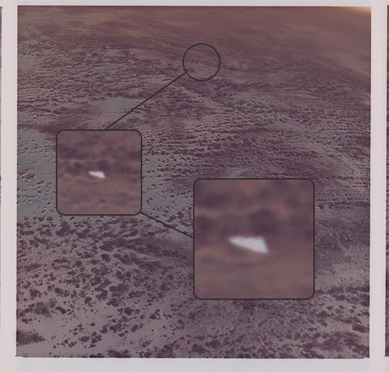 Driehoekige UFO op NASA foto gemaakt vanuit de ruimte door een Apollo 9 astronaut in 1969, negatief