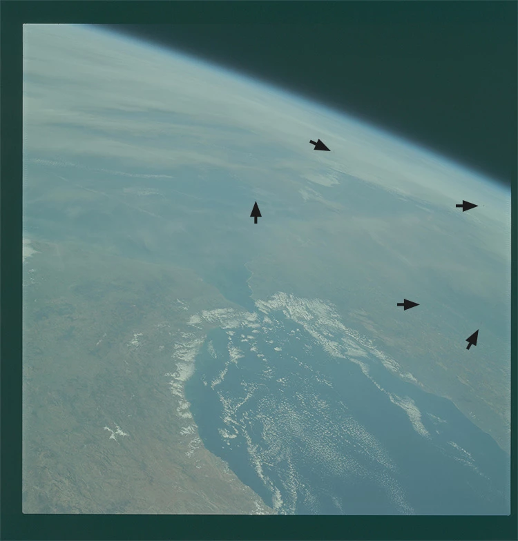Intrigerende cilindervormige UFO op NASA-ruimtefoto gemaakt door een astronaut van de Apollo 9 in 1969