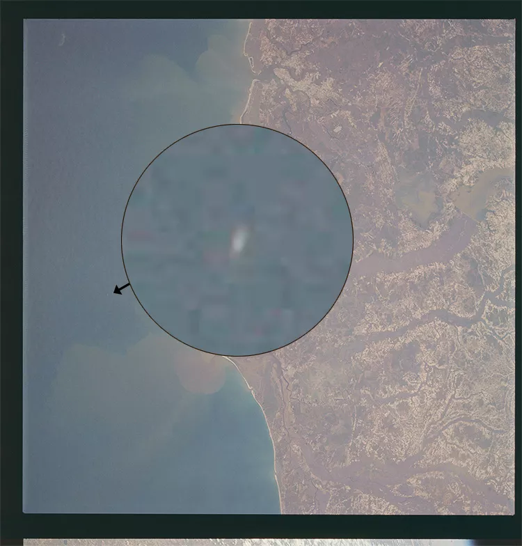 Ovaalvormige UFO op NASA-ruimtefoto, Apollo 9 -1969 - zonder kleurzweem