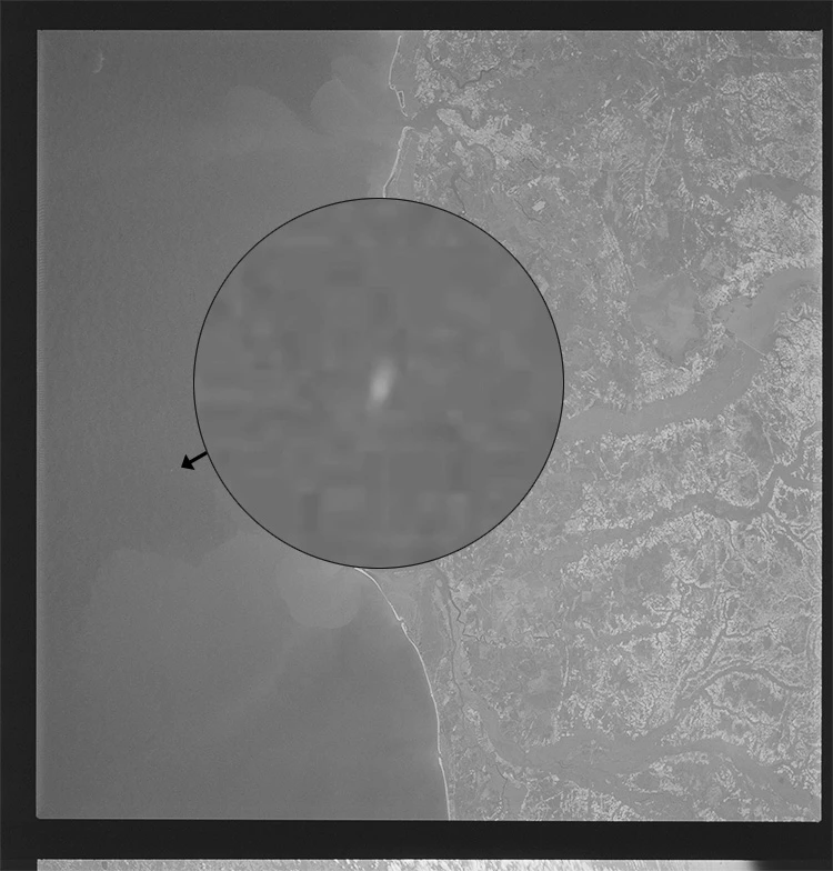 Ovaalvormige UFO op NASA-ruimtefoto, Apollo 9 -1969 - zwart wit