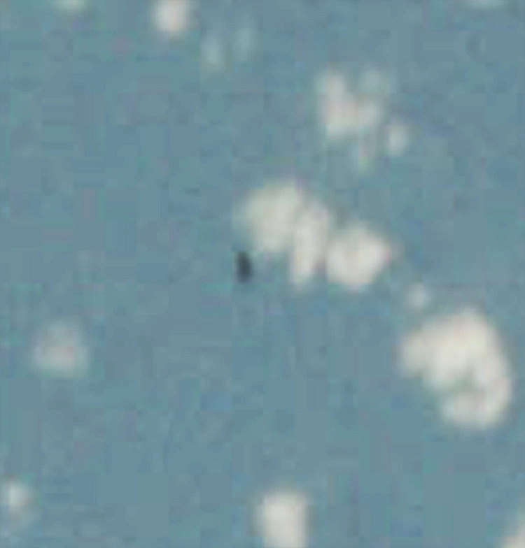 Staaf Ufo op NASA ruimte foto, Apollo 9 -1969 - zonder kleurzweem uitsnede