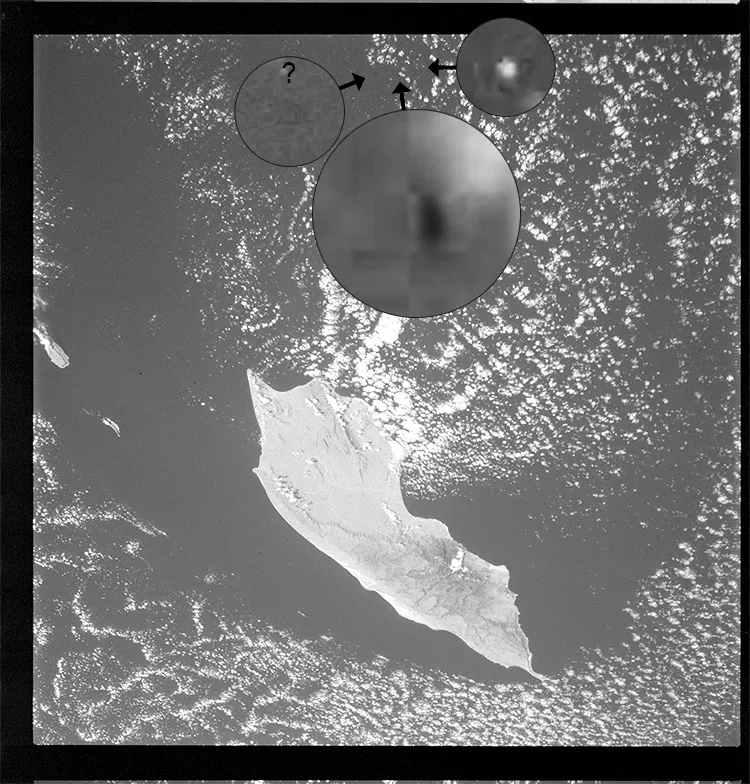 Staaf Ufo op NASA ruimte foto, Apollo 9 -1969 - zwartwit