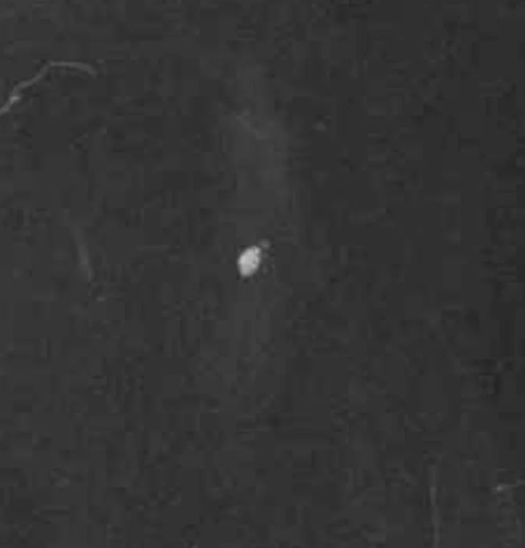 Bolvormige UFO met Mysterieuze Lichtvlekken op NASA ruimtefoto Apollo 9 - 1969 uitsnede