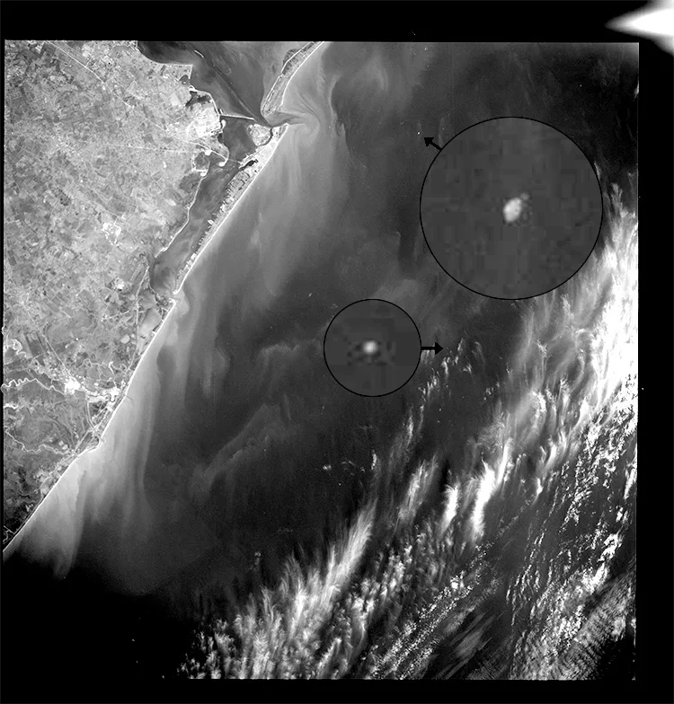 Bolvormige UFO met Mysterieuze Lichtvlekken op NASA ruimtefoto Apollo 9 - 1969