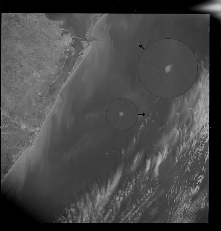 Bolvormige UFO met Mysterieuze Lichtvlekken op NASA ruimtefoto Apollo 9 - 1969