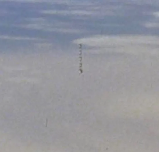 Vijf bolvormige UFO's op NASA-ruimtefoto, Spaceshuttle STS-100 - 2001