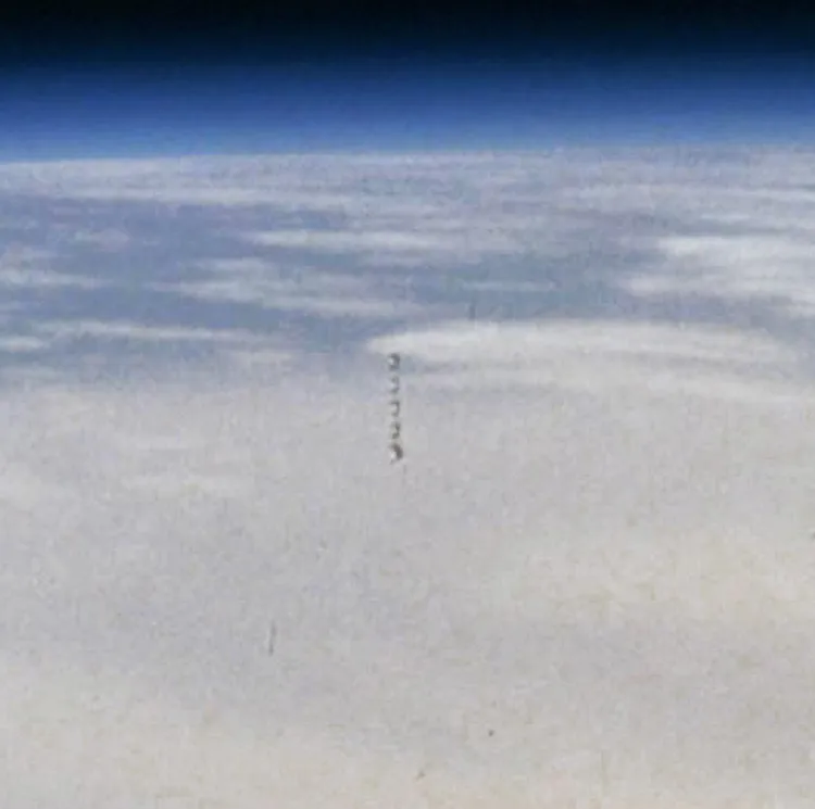 Bolvormige UFO's op NASA foto gemaakt vanuit door spaceshuttle de ruimte in 2001 - contrast vergroot