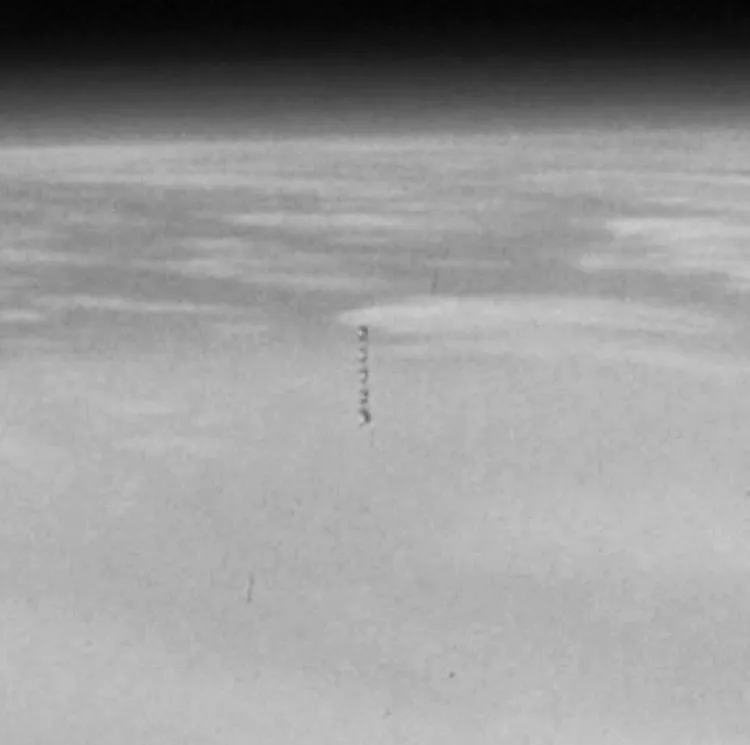 Bolvormige UFO's op NASA foto gemaakt vanuit door spaceshuttle de ruimte in 2001 - zwartwit