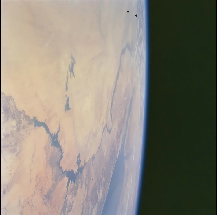 Bolvormige UFO's op NASA foto gemaakt vanuit door spaceshuttle de ruimte in 2001