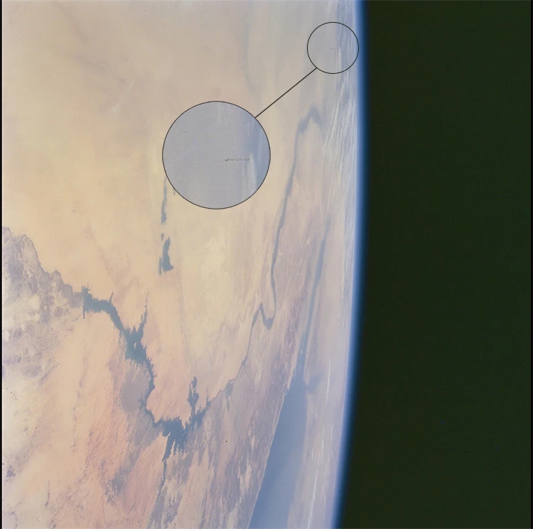 Bolvormige UFO's op NASA foto gemaakt vanuit door spaceshuttle de ruimte in 2001 - uitvergroot