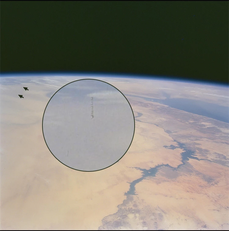 Bolvormige UFO's op NASA foto gemaakt vanuit de ruimte door spaceshuttle in 2001