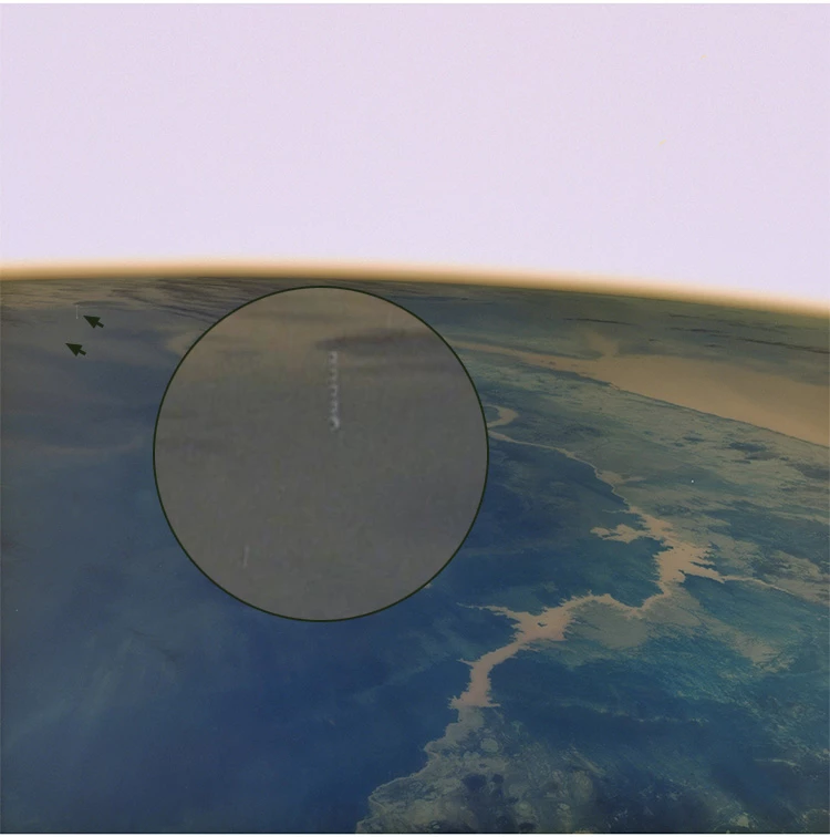 Bolvormige UFO's op NASA foto gemaakt vanuit de ruimte door spaceshuttle in 2001